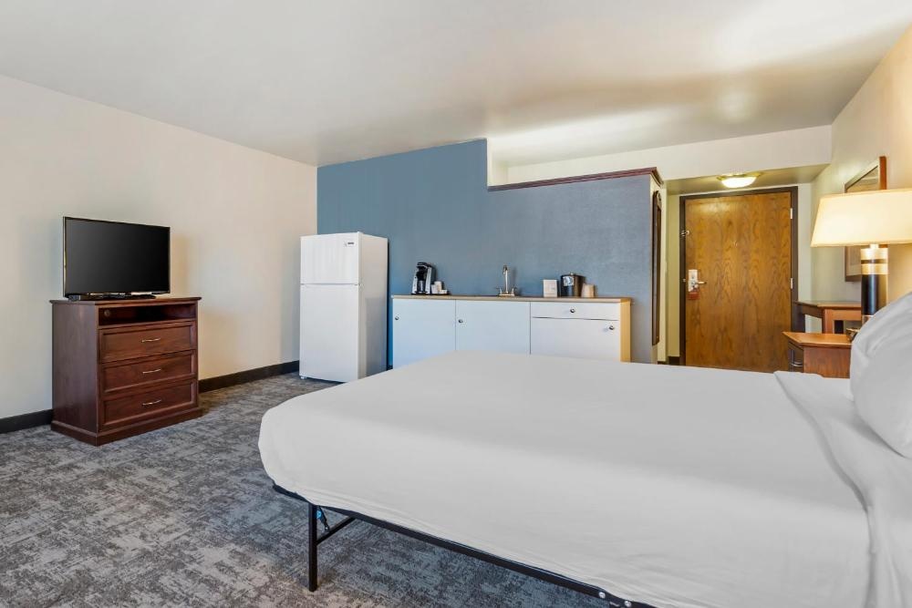 Seaport Inn & Suites